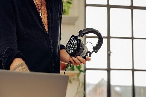 مجموعة سماعات الرأس Beyerdynamic DT 990 Pro 250 Ohm Open-Back Studio Mixing - تتضمن - حافظة ناعمة، ومقسم سماعة الرأس، والمزيد in Saudi Arabia