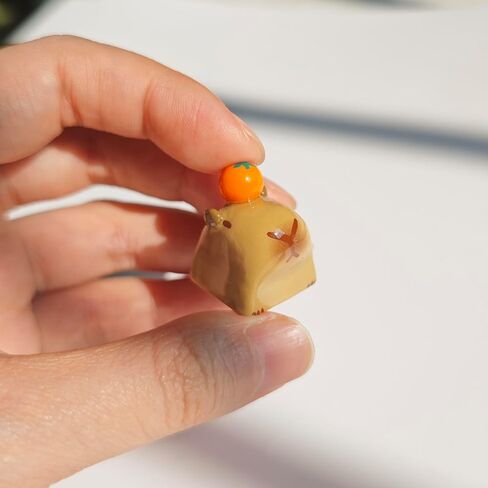 Cartoon Capybara Keycap، مخصص ثلاثي الأبعاد مصنوع يدويًا من الطين ESC Keycap، أغطية مفاتيح لطيفة مخصصة لأغطية المفاتيح البديلة للوحة مفاتيح الألعاب الميكانيكية Cherry MX (برتقالي Capybara) in Kuwait