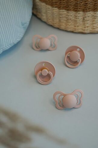 لهايات BIBS - مجموعة الأزياء الراقية | لهاية أطفال خالية من مادة BPA | صنع في الدنمارك | مجموعة من 2 لهايات فاخرة باللون العاجي/أحمر الخدود | الحجم 6-18 شهرا in Saudi Arabia