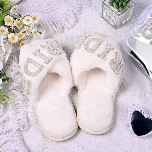 تشتمل مجموعة هدايا Bride To Be على شباشب ناعمة من حجر الراين وحروف BRIDE Bride وحقيبة مكياج العروس الشفافة ونظارات شمسية على شكل قلب أبيض لأحذية يوم الزفاف، وهدايا حفل الزفاف، وهدية العازبة in Kuwait