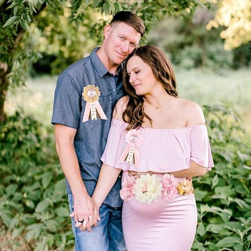 JOYMEMO Pink Giraffe Theme Baby Shower Maternity Sash Kit, Giraffe Baby Shower Belly Belt and Mom to Be & Dad to Be Corsage Pins, Pregnancy New Parents Photo Props Party Supplies in Saudi Arabia