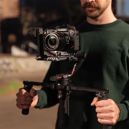 حزمة كاميرا Panasonic LUMIX GH7 Micro Four Thirds بدون مرآة DC-GH7BODY، بما في ذلك حقيبة التصوير الفوتوغرافي Deco Gear + ميكروفون + Monopod + بطاقة ذاكرة سعة 64 جيجابايت + مجموعة برامج وملحقات in Saudi Arabia