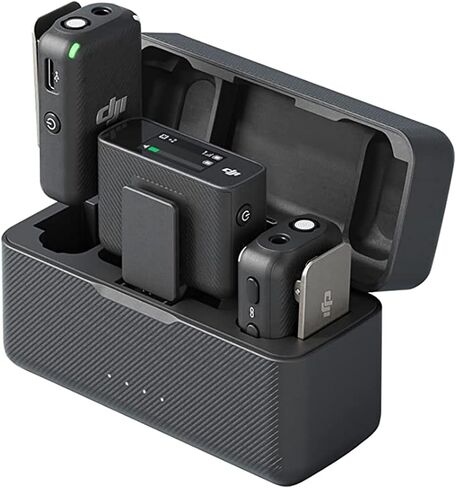 ميكروفون DJI (2 TX + 1 RX + علبة شحن) ميكروفون Lavalier لاسلكي، نطاق 820 قدمًا، بطارية 15 ساعة، إلغاء الضوضاء للكمبيوتر الشخصي، iPhone، Andriod، تسجيل المقابلة، مدونات الفيديو + ميكروفونات Lavalier على الباب الدوار in Saudi Arabia
