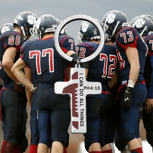 سلسلة مفاتيح متقاطعة لكرة القدم المسيحية من Belingry ملهمة يمكنني القيام بكل الأشياء PH4:13 قلادة تأكيد هدية المعمودية in Kuwait