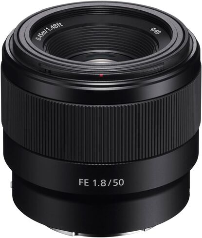 عدسة Sony FE مقاس 50 مم F1.8 كاملة الإطار E-Mount مع مجموعة مرشحات مقاس 49 مم بالإضافة إلى حزمة الملحقات in Saudi Arabia