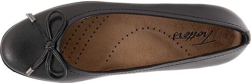 Trotters Women's Flats in Kuwait