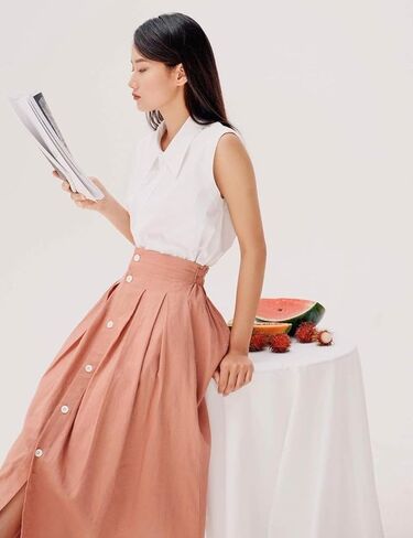 wearVAST تنورة كتان متوسطة الطول بأزرار سفلية وطيات على شكل حرف A من الكتان in Kuwait
