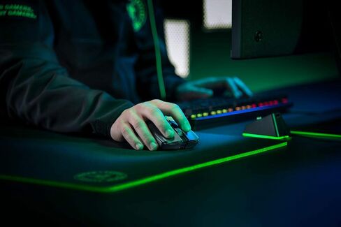 Razer Viper Ultimate - ماوس ألعاب خفيف وسريع يمكن استخدامه بكلتا اليدين (مستشعر بصري 20000 نقطة في البوصة، تقنية لاسلكية فائقة السرعة، RGB Chroma) أسود in Saudi Arabia