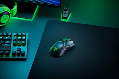 Razer Viper Ultimate - ماوس ألعاب خفيف وسريع يمكن استخدامه بكلتا اليدين (مستشعر بصري 20000 نقطة في البوصة، تقنية لاسلكية فائقة السرعة، RGB Chroma) أسود in Saudi Arabia