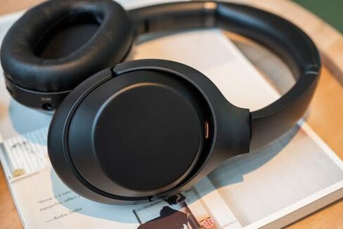 وسائد أذن بديلة لسماعات الرأس Sony WH-1000XM3، (WH1000XM3) فوق الأذن، وسادات الأذن مع جلد بروتين أكثر نعومة، وإسفنج ذاكرة عازل للضوضاء (أسود) in Saudi Arabia
