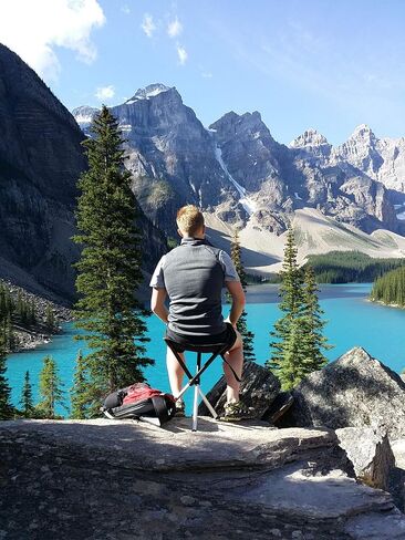 نموذج مريح - أسود وفضي - مقعد قابل للطي بثلاثة أرجل من الألومنيوم - الارتفاع من 18 بوصة إلى 30 بوصة - الحد الأقصى للحمل من 440 إلى 550 رطلاً - صنع في السويد in Saudi Arabia