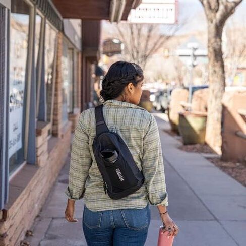 مجموعة CamelBak Arete Sling 8 عبوات مع زجاجة مياه سعة 20 أونصة - مثالية للمشي لمسافات طويلة والاستكشاف والمزيد in Saudi Arabia