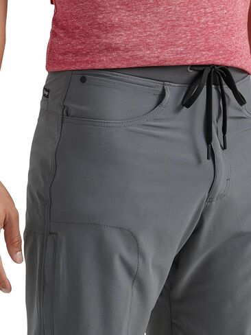 شورت ATG من Wrangler للرجال ذو مقاس عادي ومريح للأداء in Kuwait