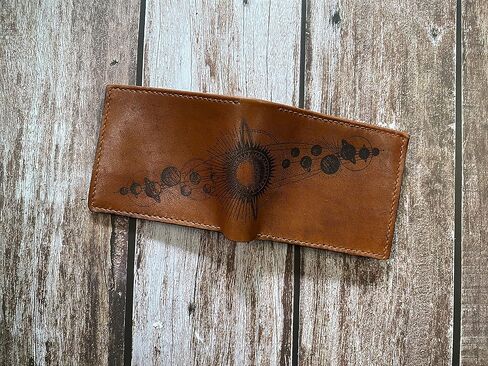 محفظة جلدية ثنائية الطي مصنوعة يدويًا، محفظة نظام الطاقة الشمسية لعلم الفلك من كوزمو، هدية جلدية للذكرى السنوية in Kuwait