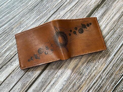 محفظة جلدية ثنائية الطي مصنوعة يدويًا، محفظة نظام الطاقة الشمسية لعلم الفلك من كوزمو، هدية جلدية للذكرى السنوية in Kuwait