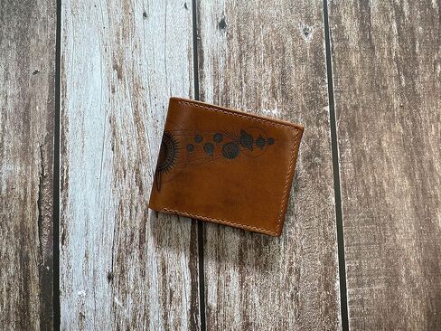 محفظة جلدية ثنائية الطي مصنوعة يدويًا، محفظة نظام الطاقة الشمسية لعلم الفلك من كوزمو، هدية جلدية للذكرى السنوية in Kuwait