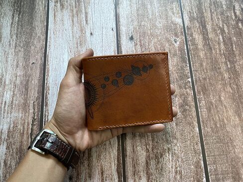 محفظة جلدية ثنائية الطي مصنوعة يدويًا، محفظة نظام الطاقة الشمسية لعلم الفلك من كوزمو، هدية جلدية للذكرى السنوية in Kuwait