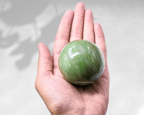 كرة كريستال أفينتورين خضراء مع حامل - كرات تأمل كبيرة من الكريستال مقاس 2.5 بوصة للسحر وكرات الزينة in Saudi Arabia