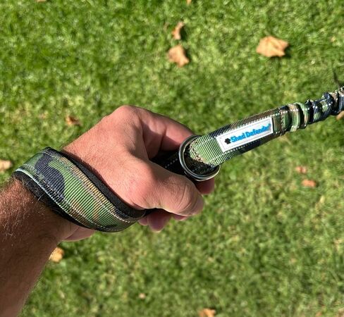 مقود بنجي ممتص للصدمات من Shed Defender - ثلاثة مقابض مرور مبطنة، مصممة في الولايات المتحدة الأمريكية، تمتد من 4 إلى 7 أقدام، مقود مرن للكلاب، خياطة عاكسة، كلب كبير وسلالة صغيرة، شديد التحمل، أسود in Kuwait