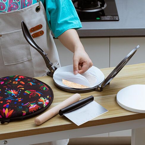 مجموعة ضغط التورتيلا مقاس 8 بوصة، مكشطة العجين، دبوس دوار، حقيبة تسخين التورتيلا، 300 قطعة من ورق البرشمان، دقيق التورتيلا، صانع التورتيلا لضغط روتي تاكو محلي الصنع in Kuwait