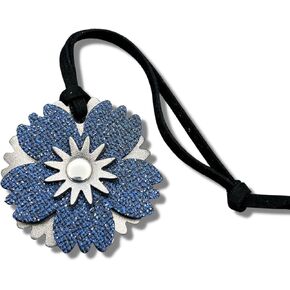 حلية جلدية صغيرة على شكل زهرة للمحفظة أو الحقيبة أو حقيبة اليد (لون التوت الوردي والذهبي الوردي) in Kuwait