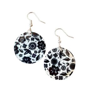 Natural Sea Shell Earrings, Colorful Painted Flower, White Mother of Pearl Round Disc Earrings, Beach Jewelry, Drop Dangle Floral Earrings Women Girl Gift (Black Floral)