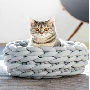 سرير قطط مستدير مريح ومريح من الكروشيه من Happycare Textiles، مقاس 20 بوصة باللون الرمادي