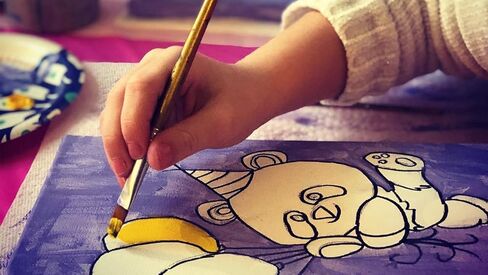 لوحة قماشية مرسومة مسبقًا من إنديجو آرت ستوديو للأطفال | امتدت و استنسل | النشاط الفني المخيمات الصيفية | تلوين الرموز التعبيرية مبتسم | هدية عيد ميلاد وطلاء للحفلات يمكنك صنعها بنفسك (8x10 بوصة) in Kuwait