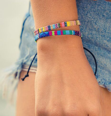 قطعتان من سوار بوهو سيرفر للنساء والفتيات - مجموعة مجوهرات المهرجانات المصنوعة يدويًا مكونة من قطعتين - إكسسوارات الشاطئ المقاومة للماء - مجموعة أساور هدية عيد ميلاد (أبيض ووردي) in Kuwait