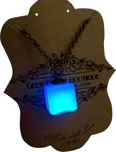 قلادة مستوحاة من Tesseract باللون الأزرق المتوهج في الظلام على شكل مكعب من النحاس على سلسلة رولو ثور، توم هيدلستون، المحتال، مجوهرات أسكارد in Saudi Arabia