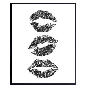 Lips Black and White Wall Art - Kiss CUTE TRENDY Room Decor - Minimalist Wall Art - Funky Decor - Preppy Wall Art Prints - Love Wall Decor - Bedroom Aesthetic Room Decor - Indie Decor