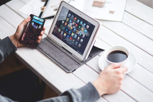 محفظة جلدية نحيفة بجيب أمامي مصنوعة يدويًا من LEVOGUE تحجب RFID للرجال والنساء. in Kuwait