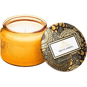 شمعة برطمان زجاجية منقوشة صغيرة باللون الأرجواني من Voluspa French Cade Lavender
