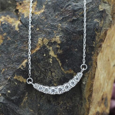 قلادة SAVEARTH DIAMONDS 1/2 قيراط مصنوعة من الألماس المويسانتي وتسعة أحجار متدرجة في مجوهرات من الفضة الإسترلينية عيار 14 قيراط مطلية بالذهب عيار 925 مع سلسلة 18 بوصة (لون G-H، 0.50 قيراط) in Saudi Arabia