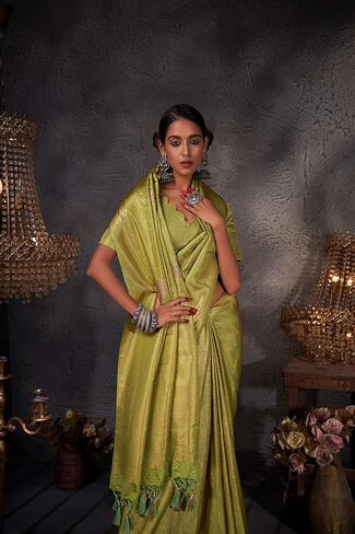 الساري الحريري النسائي من Vardha Zari Butta Banarasi Art | ساري منسوج | ساري هدية زفاف ديوالي الهندي وبلوزة غير مخيطة in Kuwait