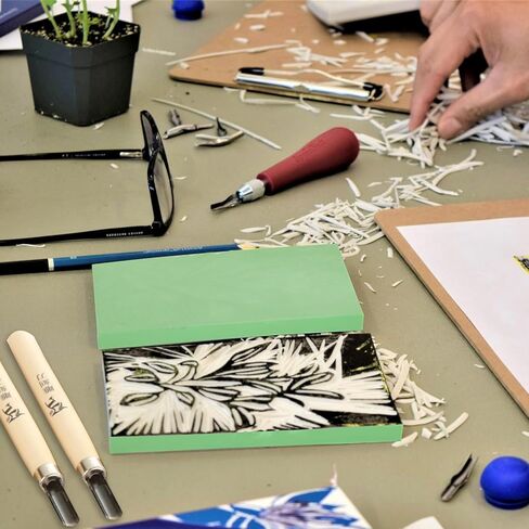 طقم نحت الطوابع المطاطية 17 قطعة مع أدوات نحت كتلة مشمع مقاس 4 × 6 بوصة لصناعة الطباعة، طقم صنع الطوابع، لوازم صناعة الطباعة، مجموعة طباعة كتلة مشمع (8 مكعبات + 8 سكاكين نحت + 1 بكرة مطاطية) in Kuwait