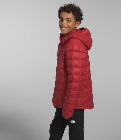 سترة بغطاء للرأس معزولة بتقنية ThermoBall للأولاد من THE NORTH FACE، باللون الأحمر الكاردينال، مقاس X-Small in Saudi Arabia