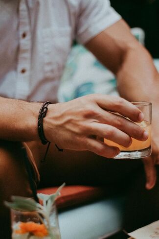 سوار من الجلد البني المضفر من Fanfarria Key West - مصنوع يدويًا بنسبة 100%، وحزام قابل للتعديل in Kuwait