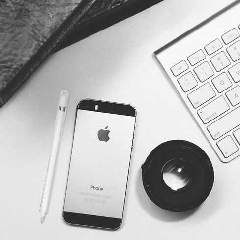 غلاف سيليكون kwmobile متوافق مع Apple Pencil (1. Gen) - غطاء حماية ناعم ومرن لقلم الكمبيوتر اللوحي - رمادي in Kuwait