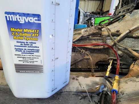 مجموعة إعادة تعبئة Mityvac MV7412 ATF لتعبئة أو إعادة تعبئة ناقل الحركة الأوتوماتيكي المختوم، سعة السوائل 2.5 جالون/10 لتر، تتضمن محولات تتصل بمعظم عمليات النقل المختومة الحديثة in Saudi Arabia