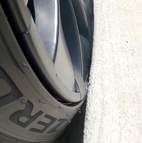 RimTek Tesla Model Y 21 بوصة واقي حافة يغطي العجلة بأكملها - حماية من الخدش - ملحقات خارجية سوداء غير لامعة لتتناسب مع عجلة OEM الأصلية - مجموعة من 4 - (21 بوصة Uberturbine) in Kuwait