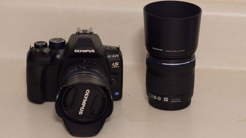 نظام OM OLYMPUS Evolt E620 12.3MP DSLR مع IS، شاشة LCD دوارة 2.7 بوصة مع عدسة Zuiko مقاس 14-42 مم f/3.5-5.6 in Kuwait
