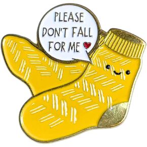 Don’t Fall For Me Funny Enamel Badge Pin for Nurse Nurses Nursing Medical Cute Badge Lanyard Lapel Brooch Charm Button Pins for Registered RN CNA MA Health care Hospital Accessory Supplies Gift