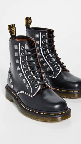 Martens نسائي 1460 Stud 8، أسود، 8 متوسط ​​أمريكي in Saudi Arabia