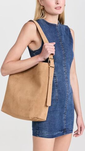 Madewell Women's Essentials Bucket Tote in Kuwait
