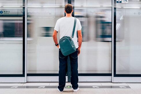 حقيبة كتف PacSafe Metrosafe LS250 مضادة للسرقة مع جراب للرقبة يحجب RFID in Kuwait