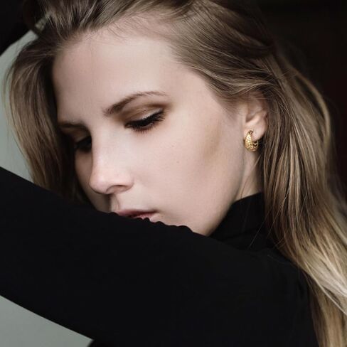 أقراط ذهبية 14 قيراط أقراط دائرية للنساء أقراط ذهبية أقراط دائرية ذهبية مكتنزة مع تصميم منقوش على شكل حرف V أقراط ذهبية للنساء أقراط دائرية 20 مم (أقراط على شكل حرف V) in Kuwait