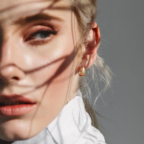 أقراط ذهبية 14 قيراط أقراط دائرية للنساء أقراط ذهبية أقراط دائرية ذهبية مكتنزة مع تصميم منقوش على شكل حرف V أقراط ذهبية للنساء أقراط دائرية 20 مم (أقراط على شكل حرف V) in Kuwait