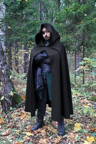 Halloween Men's Hooded Cape Adult Renaissance Medieval Costume Cape in Saudi Arabia