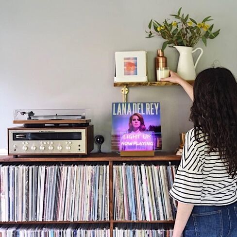 BiJun الآن يلعب حامل سجل الفينيل، حامل سجل الفينيل على الحائط حامل عرض الفينيل الخشبي رف سجل لعرض ألبوم الفينيل وحامل تخزين LPS مع أضواء متعددة الألوان in Kuwait